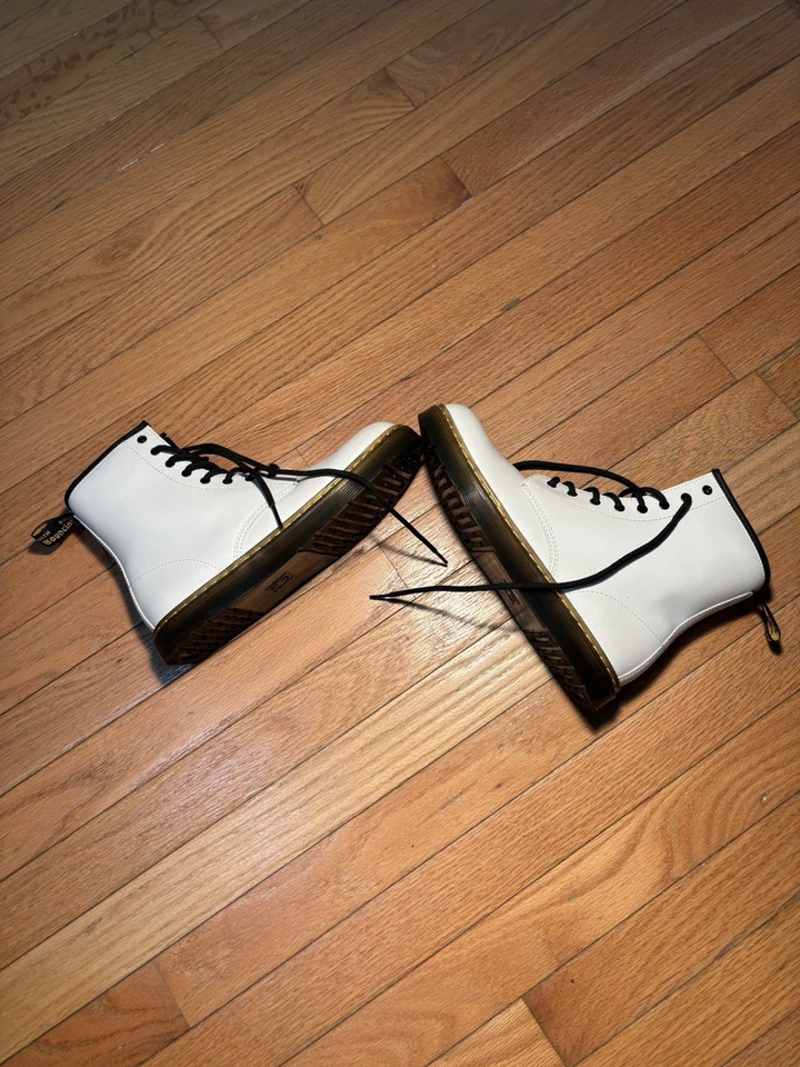 Botas de combate Dr. Doc Martens Air Wair 1460 de cuero blanco suave para mujer talla 6 Foto 4 de 4