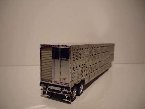 DCP FIRST GEAR 1/64 PURPLE PETE 389 W/T 70'' SLEEPER & SILVER LIVESTOCK TRAILER - Picture 8 of 11