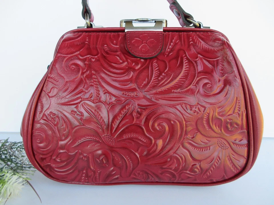 Cartera de cuero Patricia Nash Tooled Gracchi marco rojo baya mediana superior nueva con etiquetas