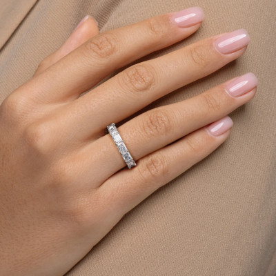 4 Kt Radiant Cut Lab Created Diamond Engagement Band in 14 K Weißgold 4,5 mm