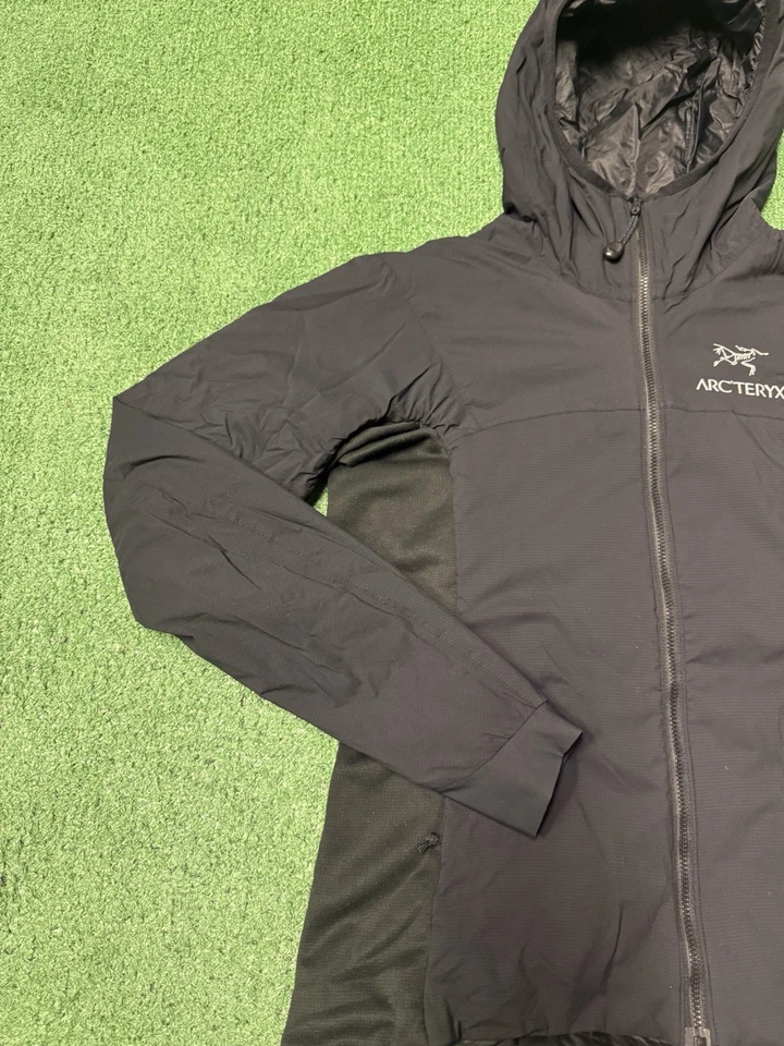 Arcteryx Atom Sudadera con Capucha Cremallera Completa Para Mujer Talla Pequeña Negra Bolsillos con Capucha DAÑADA Foto 2 de 4