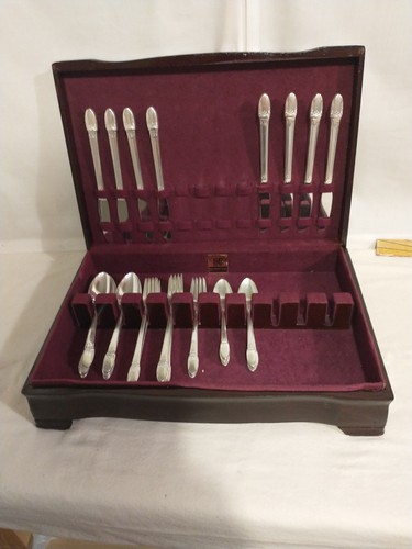 1847 ROGERS BROS CUBIERTOS PLATEADOS 1937 First Love" 35 piezas en CAJA DE MADERA IS - Imagen 9 de 9