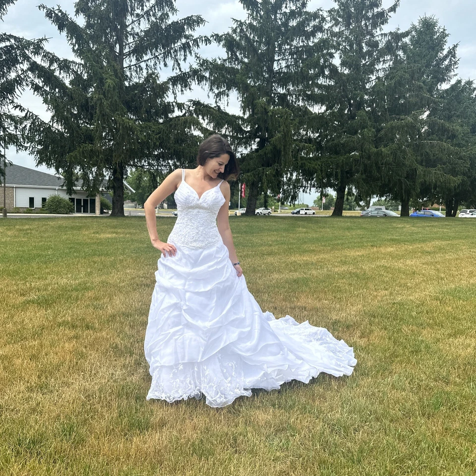 Vestido de novia La Sposa, ligeramente usado, talla US 04 con un tren largo y hermoso. Foto 4 de 4