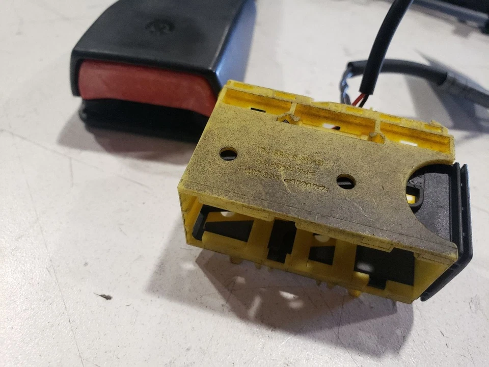 Right Front Seat Belt Buckle - 2001 BMW 330CI E46 Coupe - Fits 01-06 OEM 8257790 - Image 2 of 4