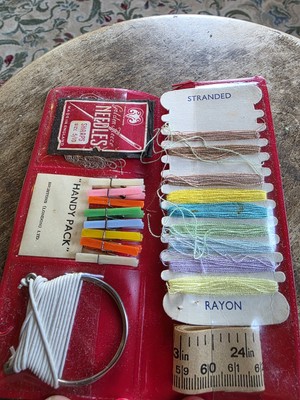 Vintage praktisches Paket Wäscheleine, Beine und Nähset in einem kleinen roten Beutel (3