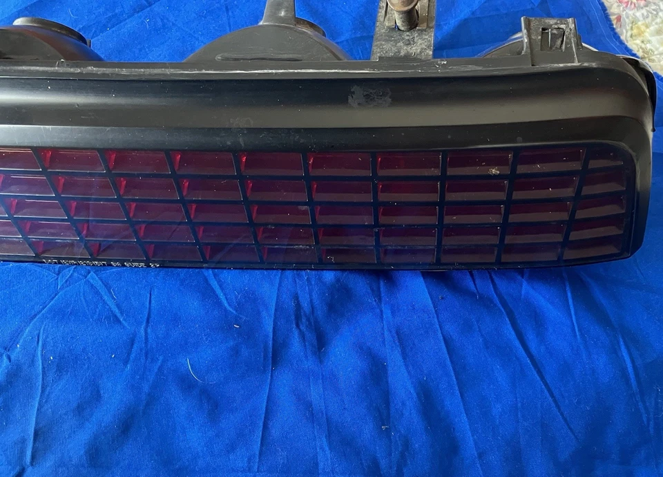 1984 1985 1987 1988 年 Pontiac Fiero SE 右外尾灯原始设备制造商 — 第 4/4 张图片