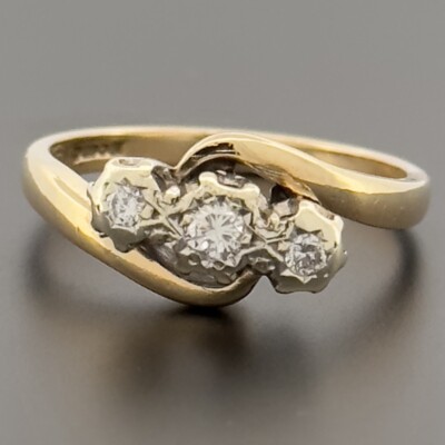 Ring 9 kt Gelbgold 0,15 kt Diamant mit drei Steinen Größe L gepunzt