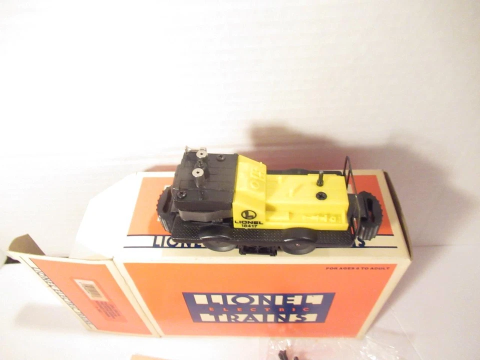 LIONEL 18417 OPERATING MOTORIZED GANG CAR W/3 MEN- 0/027 -  NEW- HC3 - Image 2 of 4