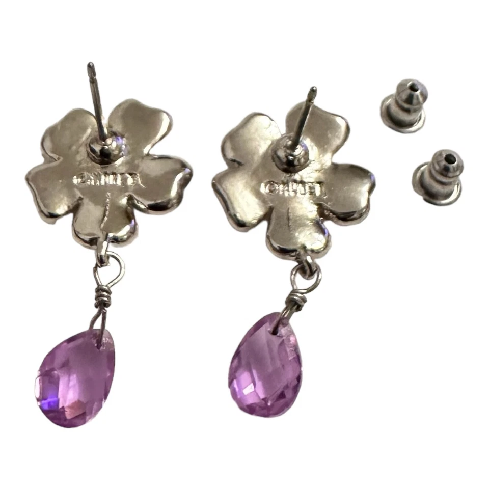 Pendientes perforados Monet de plata y cristal púrpura con flores Foto 3 de 4
