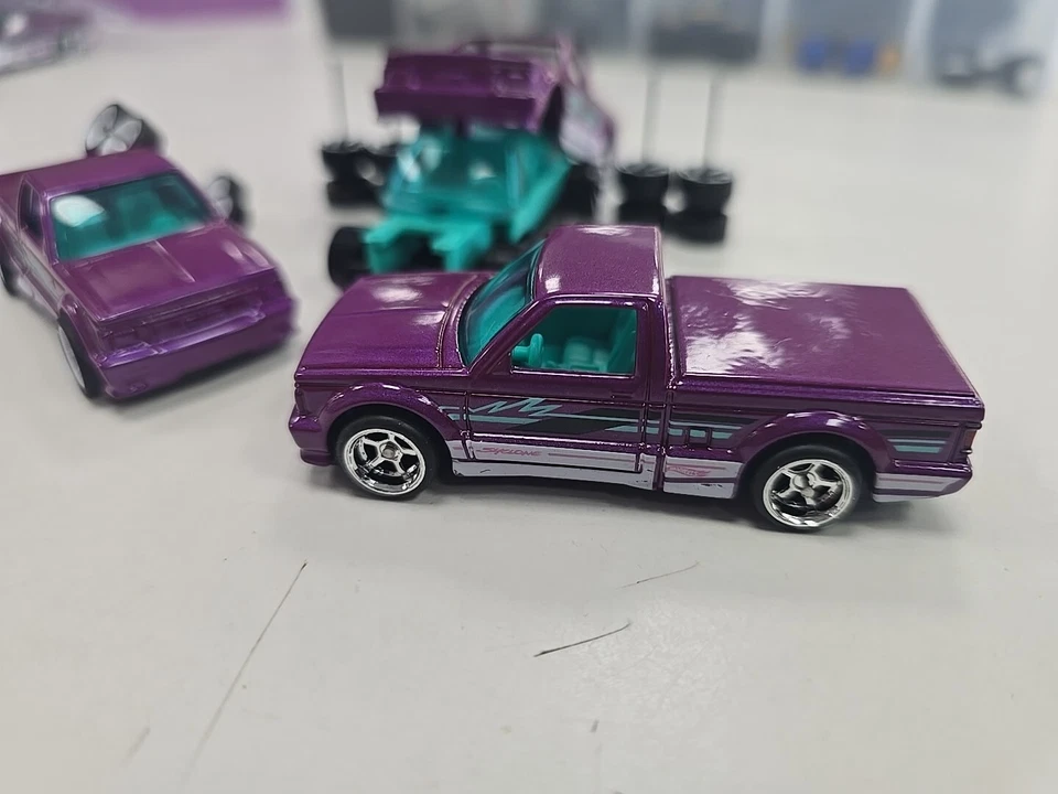 GMC Syclone 2025 Hot Wheels '91 🟣 #119 HW Hot Trucks Estuche E -SIN GIRAR - pilotos reales Foto 2 de 4
