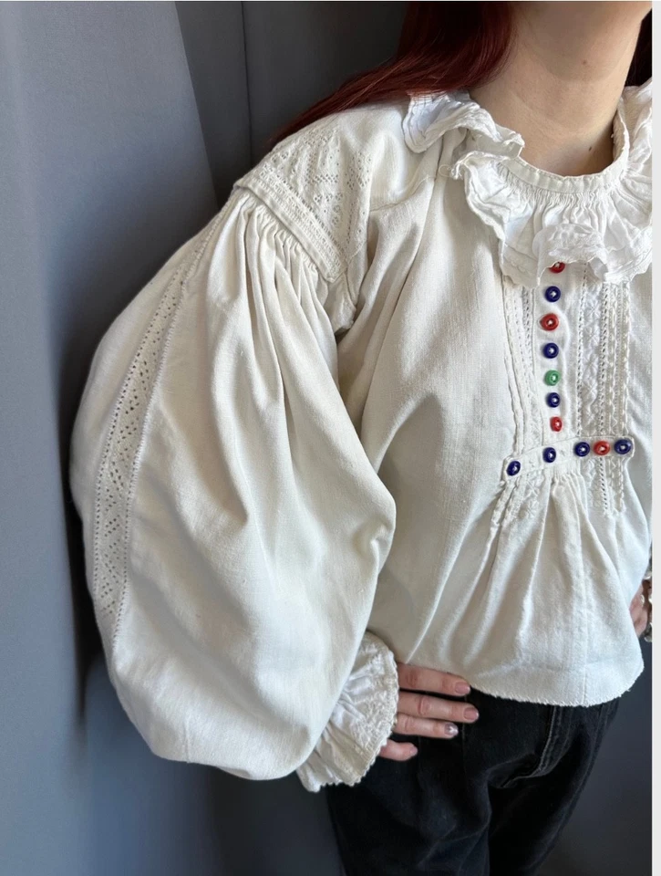 Blusa folclórica rumana de los años 20 • Camisa antigua de lino bordada a mano amante vintage Foto 2 de 4