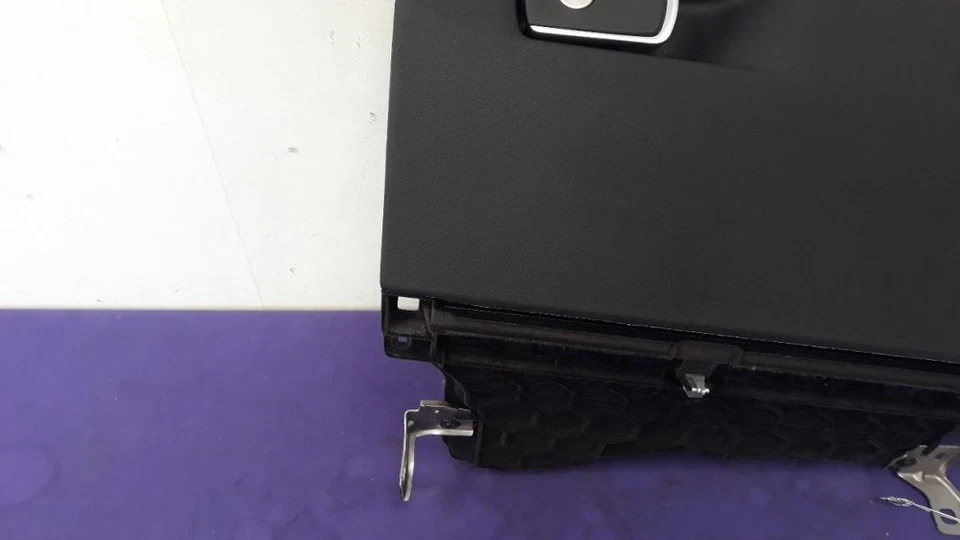 BMW M4 F83 2020 montaje de guantera negra Foto 3 de 4