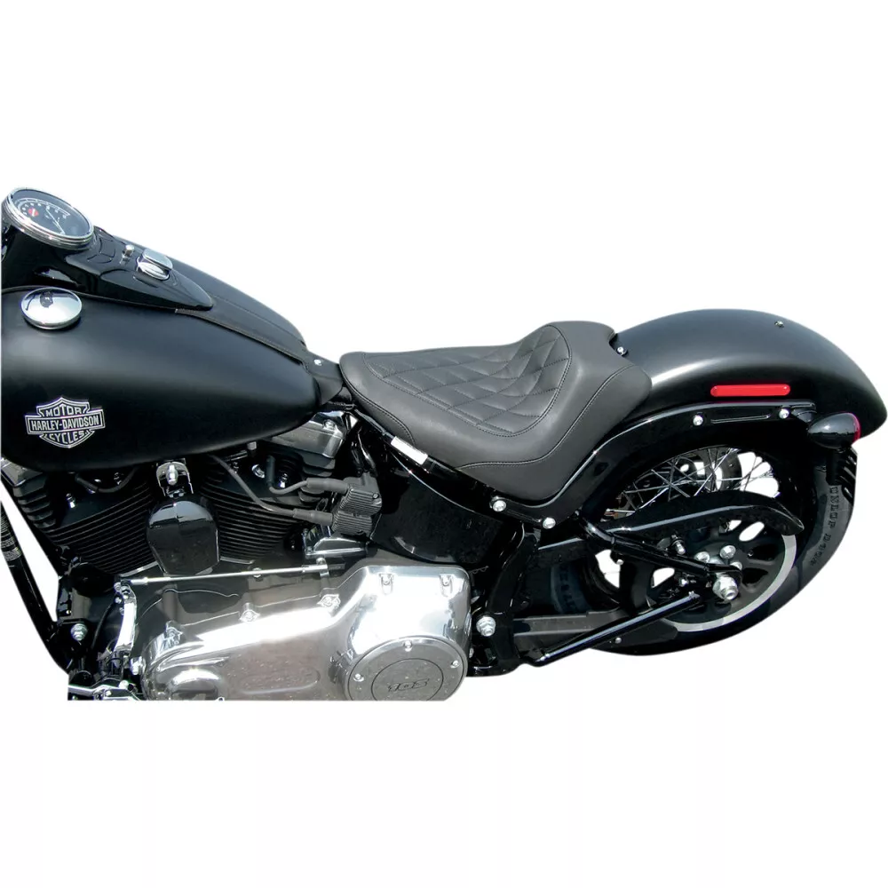 Mustang Wide Tripper Solo Seat Diamond Black 76762