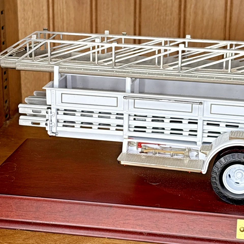 Franklin Mint/Code 3 American LaFrance 1954 Fire Engine Norfolk FD Ladder Truck - Image 2 of 4