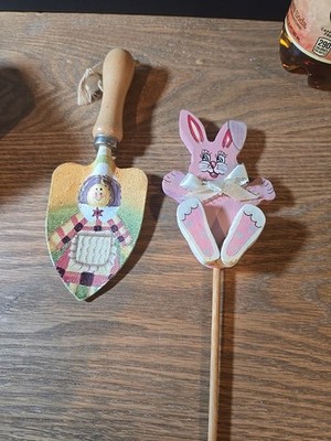 ASSORTED SPRING AND EASTER DECOR 