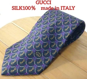 Modèle GUCCI Total avec logo cravate SOIE 100% made in ITALIE