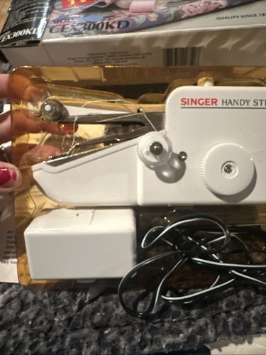 Singer Handy Stitch Hand Held Sewing Machine Cordless Model-CEX300KD In Orig Box - Picture 7 of 18