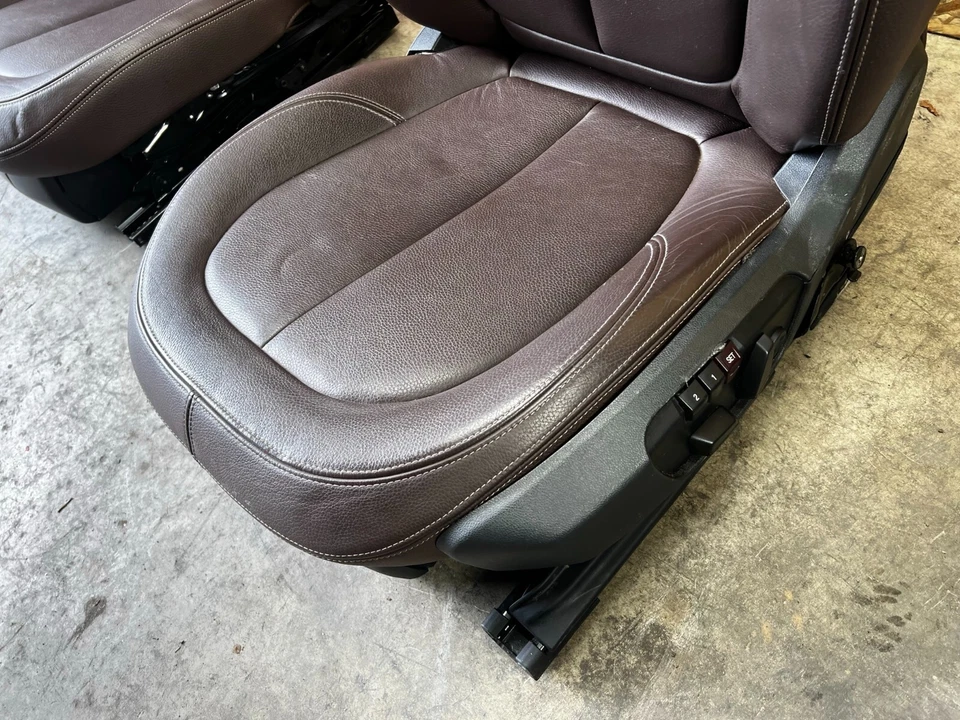 JUEGO MONTAJE ASIENTOS DEPORTIVOS DELANTEROS Y TRASEROS BMW 16-22 F48 X1 MOCA PERFORADA OEM 45K Foto 4 de 4
