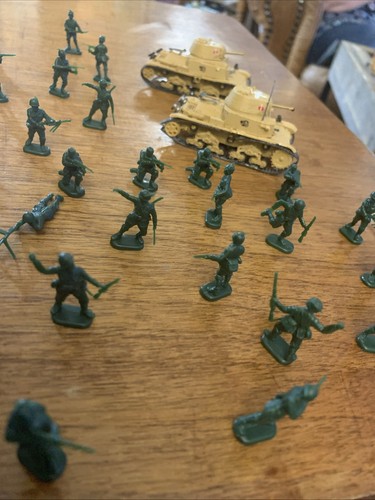 WWII ITALIAN MOUNTAIN TROOPS & 2 Italian M13/40 Italian Tanks, 1/72 Lot #246 - Picture 4 of 11