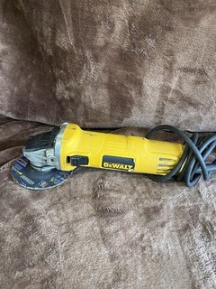 Amoladora angular eléctrica con cable DEWALT DWE4011 4 1/2" 120V 7.5A parte amarilla/negra