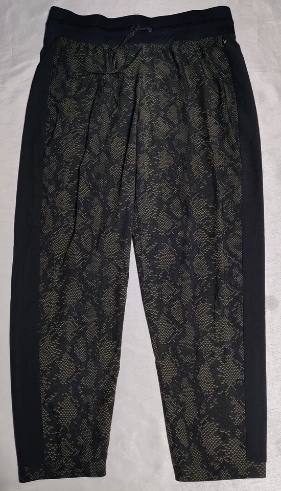 Pantalones JESSICA SIMPSON ACTIVE para mujer grandes negros verdes con estampado de piel de serpiente Foto 2 de 4