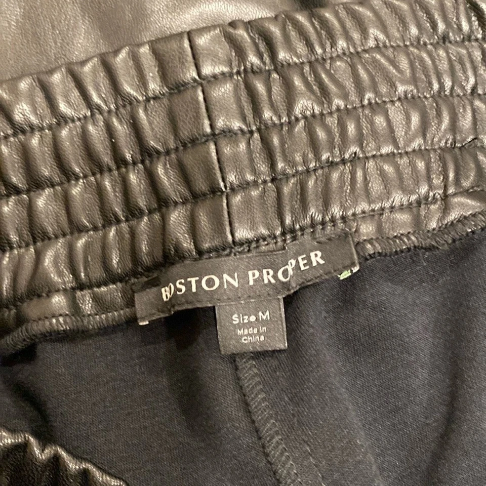 Calça de tornozelo Boston Proper couro sintético preta média - Imagem 4 de 4