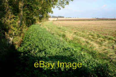 Foto 6x4 Feldrand Fillingham Ein schmaler Abfluss verläuft am Rand von T c2007