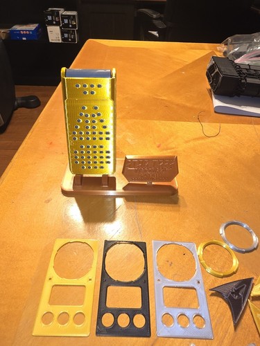 Star Trek Discovery Phaser and Communicator prop Kit lot with stand and plaque - 第 2/10 張圖片