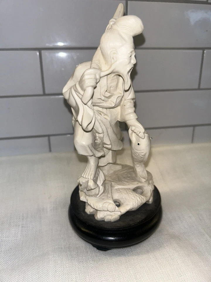 De colección. "Estatuilla de pescador asiático tallada de resina de celuloide estatua en pedestal de 7"" de alto" Foto 3 de 4