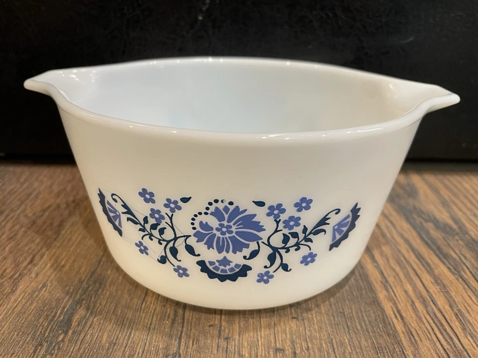 Willow PYREX Casserole Dish 473 1 Quart MILK GLASS Blue Flowers VINTAGE - Image 3 of 3