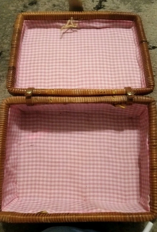 Schylling Pink White Porcelain BUTTERFLY Tea Set Wicker Picnic Basket Vintage - Image 3 of 4