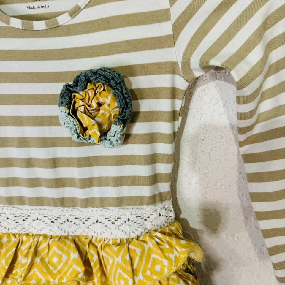 Vestido Delantal Manga Larga Estampado Mixto y Encaje Mostaza Pie Niña - Talla 3T Foto 3 de 4