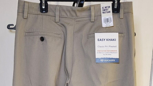 Dockers Khakis. Classic fit, pleated. All motion comfort wasteband. 32x32. - Picture 4 of 9