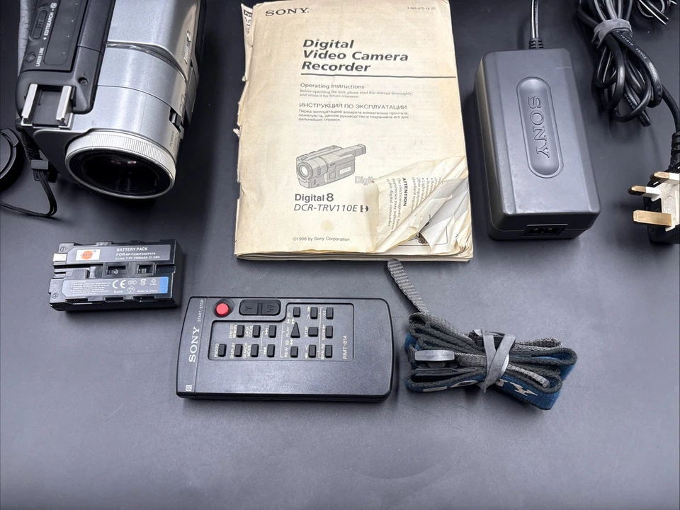 SONY DCR-TRV110E CAMCORDER DIGITAL 8 / HI-8 / 8MM VIDEO-8 VIDEO CAMERA - Bundle - Image 3 of 4