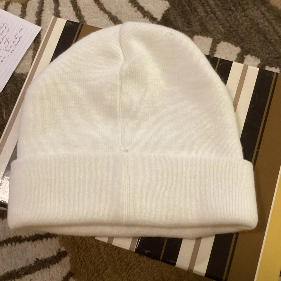 Gorro con puños piel de gallina blanco con bordado verde Foto 4 de 4