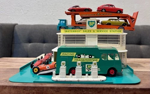 Lesney Matchbox MG-1 BP Service Station w/ Pumps & 9 Total Vehicles Vintage