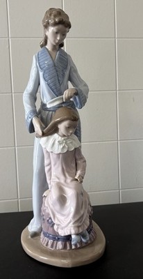 Llardo  Mother Brushing Daughter s Hair  1981 Spain 11.75  Tall Statue Figurine 