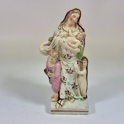 Antike Staffordshire Perlenbesteck Figur ''Charity'' aus dem 19. Jahrhundert 18,5 cm hoch