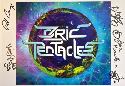 Ozric Tentacles handsignierte Präsentation Größe A4 auf Hochglanzdruck von Bandmitgliedern