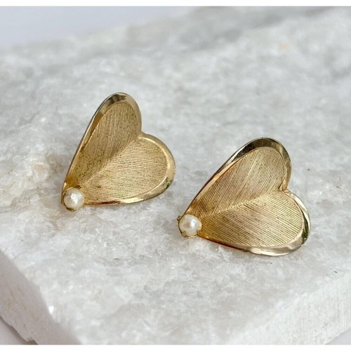 Vintage Gold Toned Heart Shaped Textured Cultured Pearl Screw MCM Stud Earrings