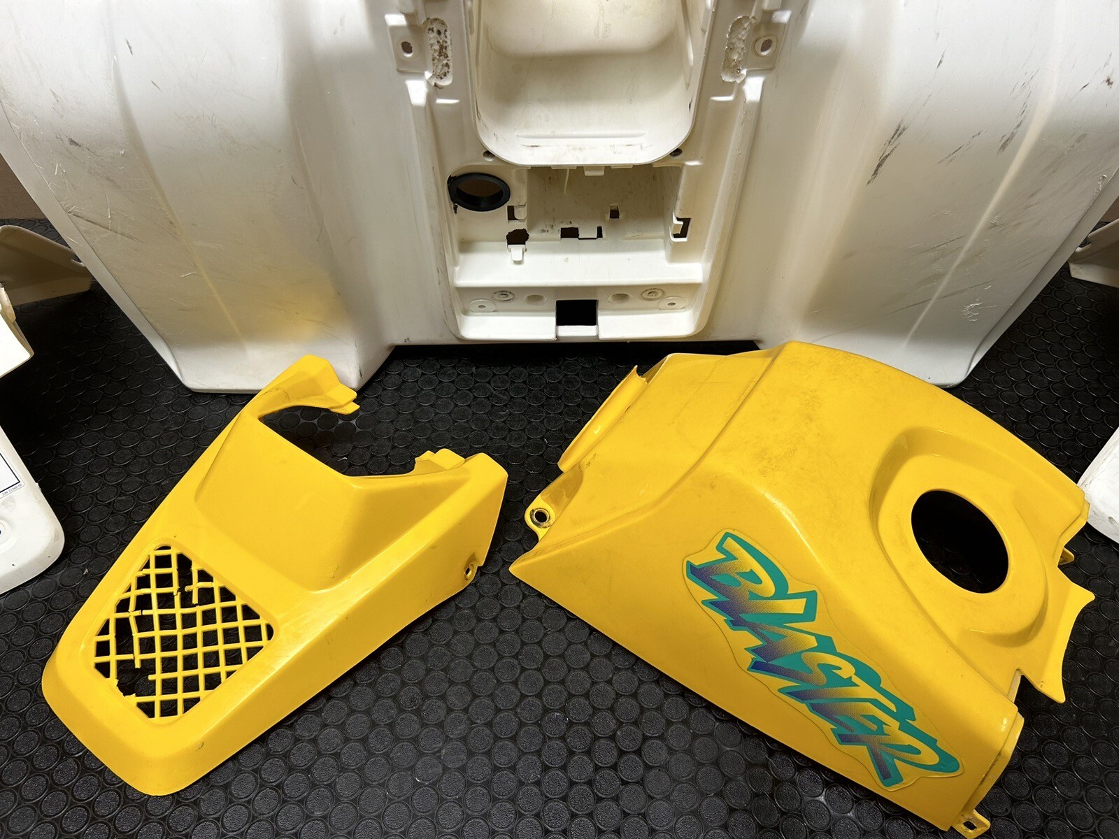 8802 Yamaha Blaster PLASTICS FENDERS COMPLETE SET GRILL GAS TANK LEFT