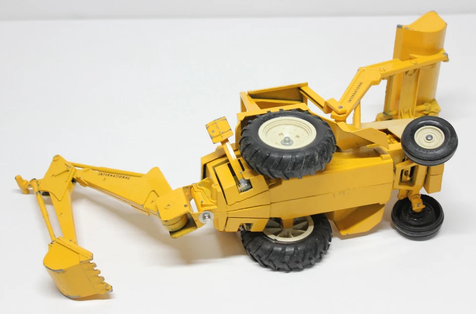ERTL International ~ Harvester Backhoe Loader Farm Tractor #472 Diecast 1:16 Toy - Image 3 of 4