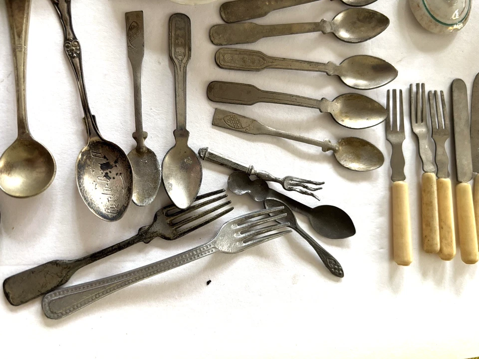 Lote misto vintage miniatura de acessórios para casa de bonecas, taças, utensílios de mesa, tesouras - Imagem 3 de 4