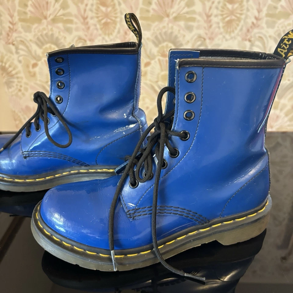 Botas con cordones Dr. Martens para mujer charol azul cobalto real EE. UU. 7 ver uso Foto 3 de 4