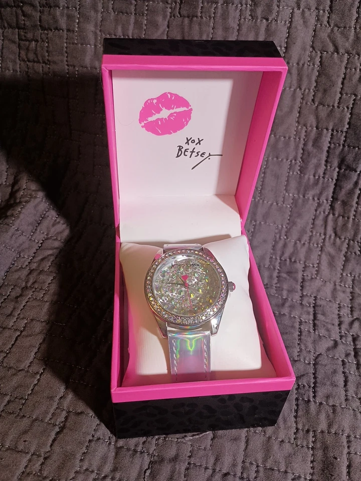 Reloj Betsey Johnson Correa Holográfica Plateada Cara Cristal Iridiscente Nuevo en Caja Foto 2 de 4