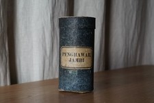 Boîte carton ancienne pharmacie science cabinet de curiosité penghawar jambi