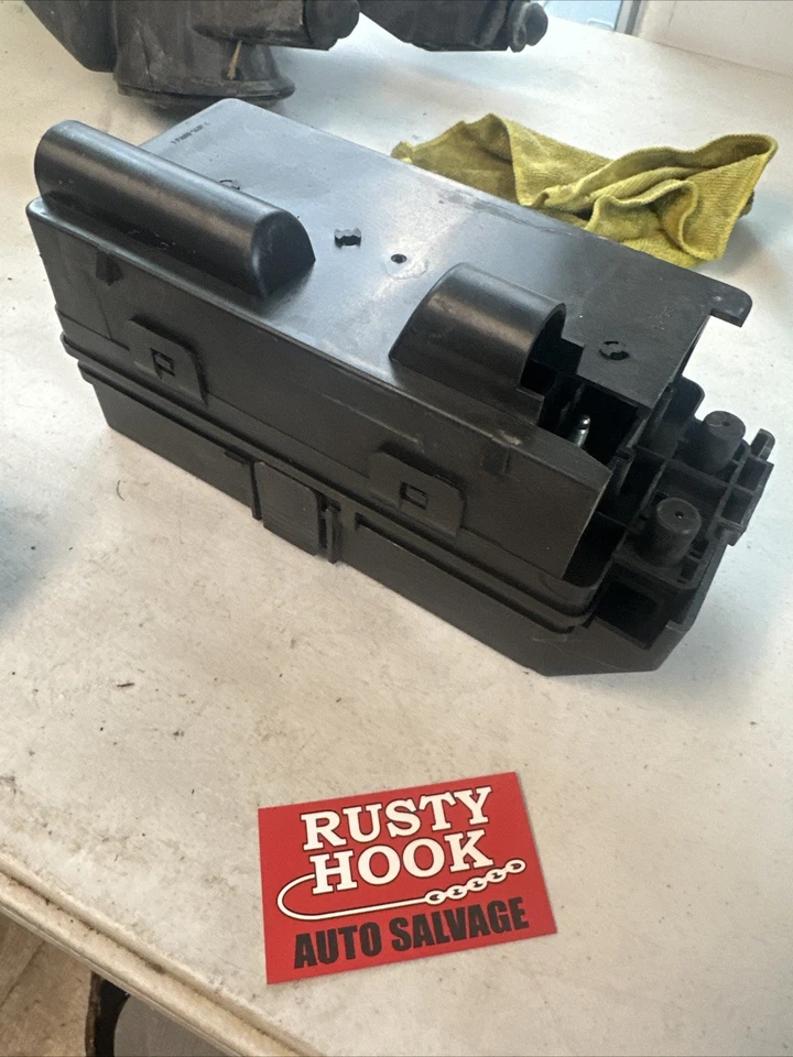 Chevrolet Malibu 2011 caja de fusibles caja de fusibles módulo de relé OEM 20822695 Foto 3 de 4