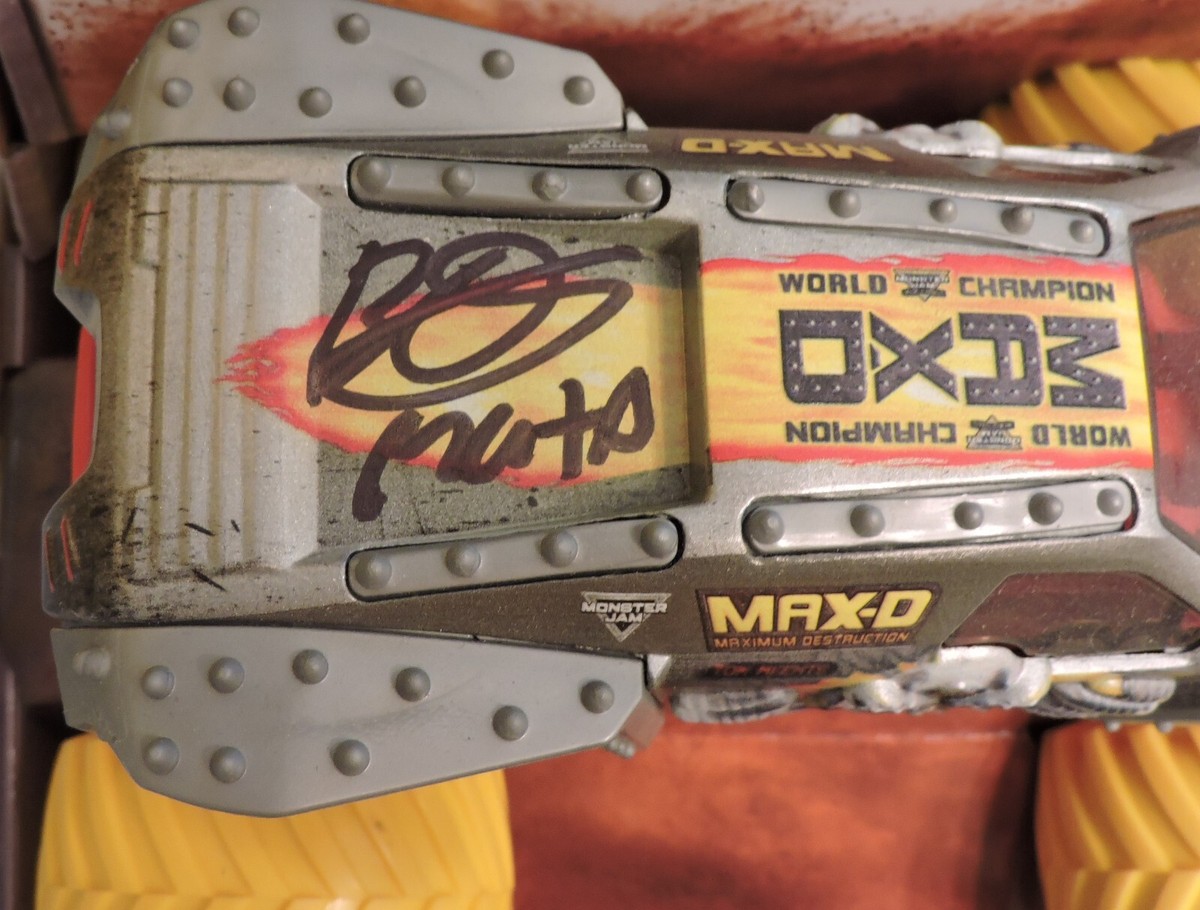MONSTER JAM TRUCK - MAXIMUM DESTRUCTION 1:24 AUTOGRAPHED BY MONSTER JAM TRUCK - MAXIMUM DESTRUCTION 1:24 AUTOGRAPHED BY