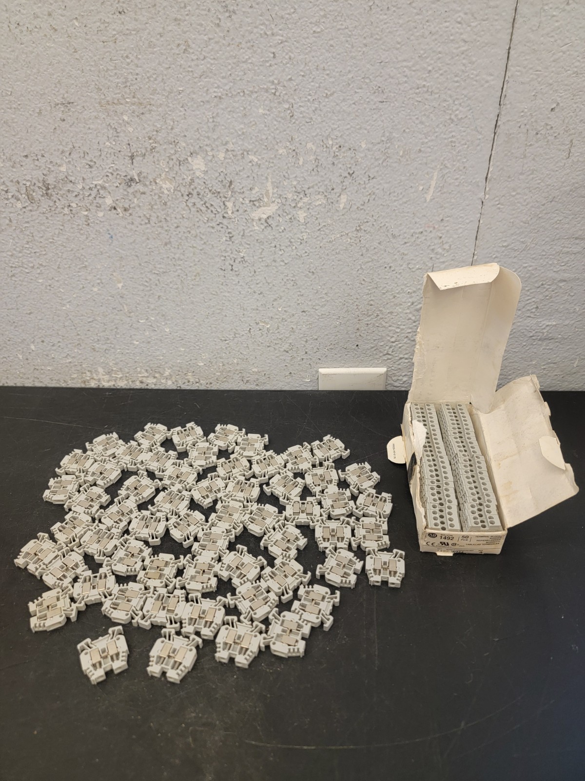 LOT OF 104 NEW ALLEN-BRADLEY 300V GRAY TERMINAL BLOCKS 1492-WM4