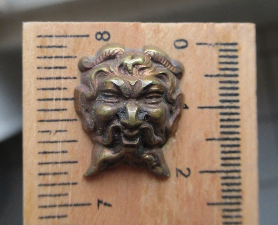 55 clous de tapissier tête de Bacchus en laiton fondu et pointe de fer , XIXème - Photo 4/4